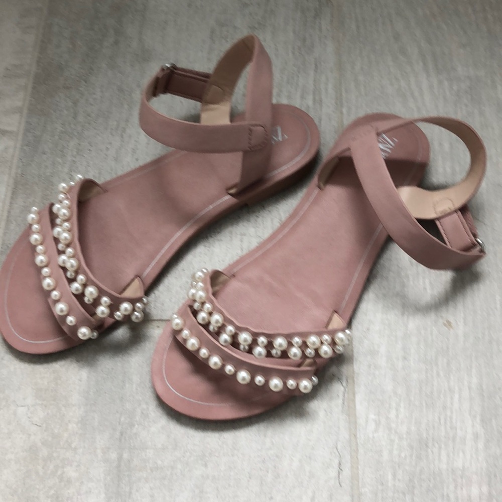 Precious pink leather and pearls sandals! 🤍